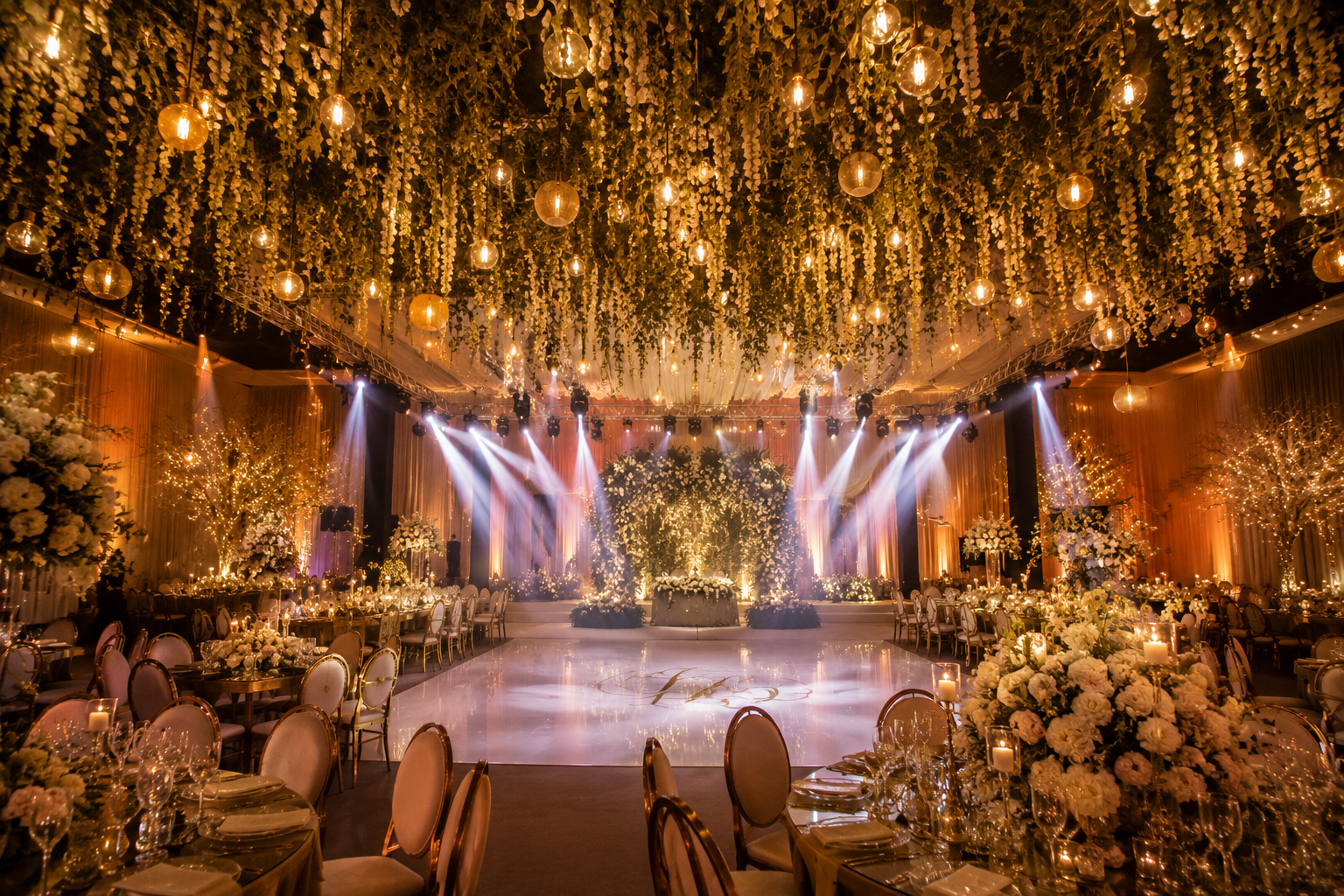 Producción de boda de lujo con iluminación profesional, decoración floral y ambientación premium
