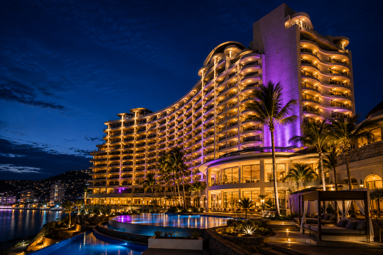 Hotel resort de lujo con fachada iluminada mediante un proyecto de iluminación arquitectónica profesional, resaltando su diseño, jardines y áreas exteriores durante la noche.