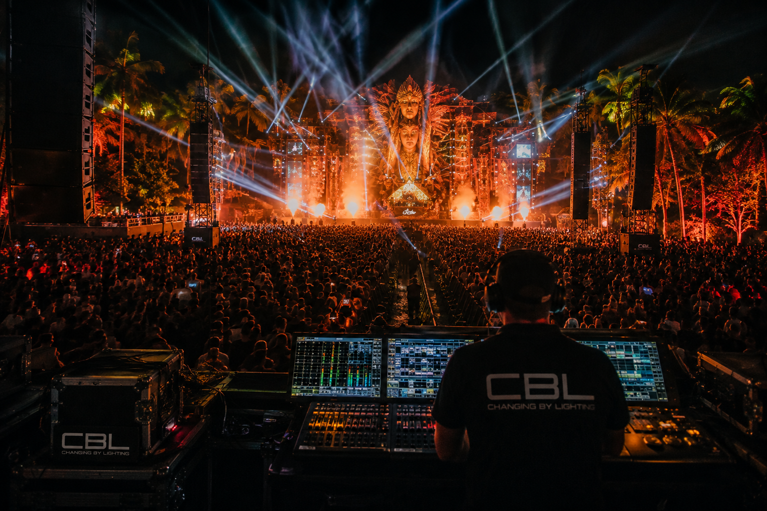 Festival musical de gran formato con escenario monumental, iluminación profesional, pantallas LED, efectos especiales y producción técnica especializada realizada por Changing By Lighting.